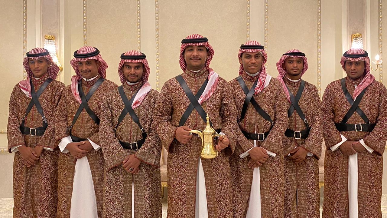 طاقم قهوجية ومباشرين بالزي النجدي الفاخر للاستقبالات الرسمية بجدة